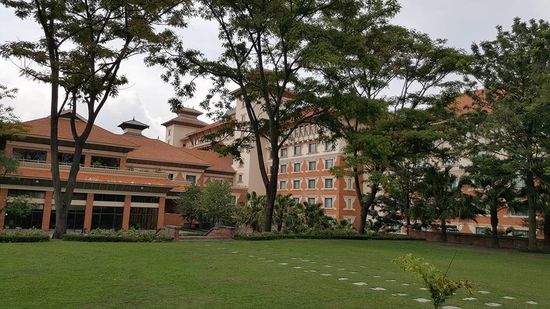 Auf dem Rückweg sehen wir einige Kinder des Zeltlagers am Zaun zum Hyatt stehen die uns zurufen