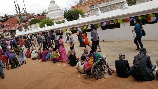 Am heutigen Tag hocken hier viele Arme und Gehandicapte um ein paar Almosen zu bekommen. Sie erhalten tatsächlich von vielen ein paar Rupien. An allen anderen Tagen im Jahr erhalten sie keinen Zutritt zu diesem Platz. Auch wir werden alle paar Meter angesprochen wegen einer kleinen Gabe.
Aber auch Polizei ist heute stark vertreten und schlägt sogar mit Stöcken auf einige Menschen ein.
Es wird für uns zu beengt und wir beschließen zu gehen.