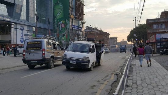 Die Busse sind immer gnadenlos überladen.