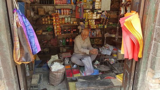 Wir kaufen uns noch schnell 2 Flaschen Wasser in diesem Krämerladen. Immer muss alles was man kauft mit einem LAppen entstaubt werden, auf ALLEM ist eine dicke Staubschicht!
