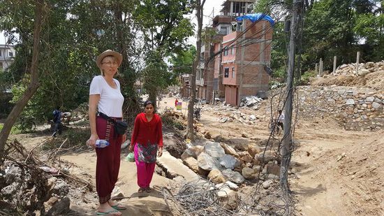 Hier muss das irgendwo sein. Sieht alles wieder mal sehr vom Erdbeben zerstört aus.