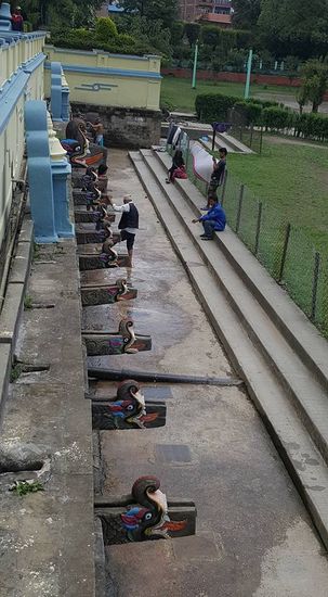 Hier an diesen Fontänen waschen sich die Einheimischen den Staub der Stadt vom Körper.