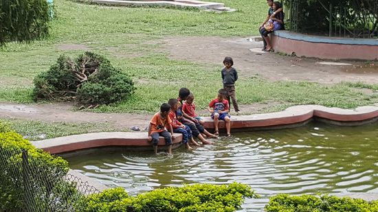 Kinder sind am plantschen...