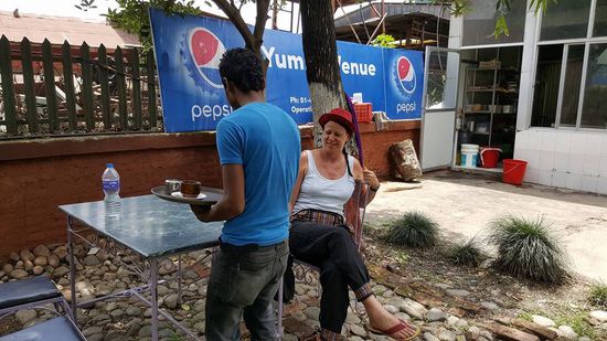 Hier ist auch ein kleines Restaurant mit einem aufmerksamen Jungen, der auch etwas Englisch spricht.