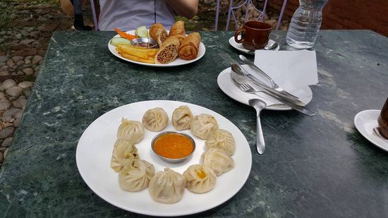 Ich bestelle mir MoMo mit Beef und Ines Chicken-Spring-Rolls.
Dazu Tee und Kaffee als Abschluß. Das Gesamte Mahl bekommen wir für ca 4 Euro insgesamt.