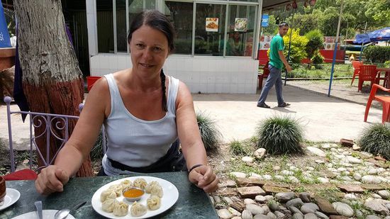 Wir sind uns einig , dass beides köstlich ist! Wir konnten durch die Scheibe da hinten die Zubereitung unseres Essens beobachten.