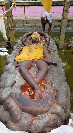 Dies ist die religiöse Attraktion des Gartens: der 2,5m große schlafende Vishnu.