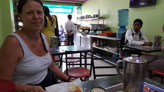 Der Laden brummt--viele holen auch Essen to go.