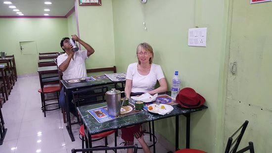 Auf jedem Tisch stehen Kannen mit gefiltertem Wasser, an denen man sich kostenlos bedienen kann. Es ist üblich das Wasser direkt aus den Kannen in den Mund zu gießen, ohne sie mit den Lippen zu berühren. Kann man hier zufällig gut sehen