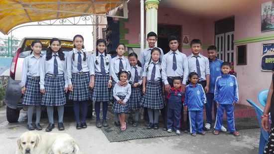 Das sind einige der Süßen mit ihren neuen Schuluniformen...