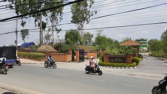 So krass: Das Hyatt und daneben die Zeltstadt. 
Wie wir von Rene erfahren, hat Hyatt nach dem Erdbeben die Wiese zur Verfügung gestellt um die Zeltstadt für die Opfer zu errichten.