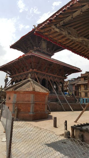 Viele Gebäude müssen abgestützt werden..