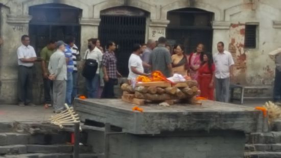 Der Sohn umkreist 3x den Toten...