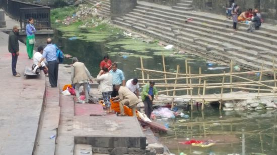 Hier werden die höher gestellten beigesetzt. Gerade wird eine Frau vorbereitet