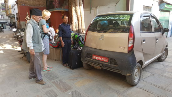 Es wird nix das ganze Gepäck plus 3 Fahrgäste im Auto unterzubringen...
Hans bleibt da