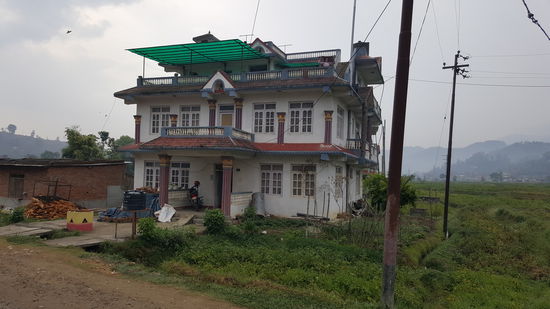 In diesem Haus gegenüber des Waisenhauses ist unser Zimmer, diese sind vom Waisenhaus angemietet.Oben wohnt eine Familie mit 2 Kindern und Oma, denen das Haus und das Land umliegende gehört.