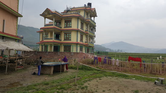 Sabina zeigt uns den Garten des Waisenhauses mit selbstgebauter Tischtennisplatte und Badmintonnetz.
Sie bauen sehr viel Gemüse und Kartoffeln an und können sich damit zum Teil selbst versorgen. Auch 9 Hühner haben sie. Alles was übrig ist verschenken sie an arme Leute.