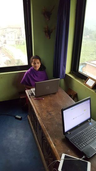 Die Kinder nutzen die Zeit um am Laptop zu spielen