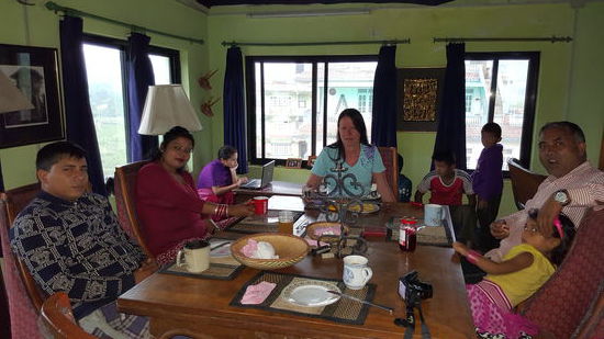 Wir frühstücken in den Räumen von Hans. Er hat im Obergeschoß seine Räume. An den Möbeln kann man erkennen, auf welch hohem Niveau er einst gelebt hat und wie sehr er sich für die Kinder reduziert hat.
Suresh zeigt uns ein wertvolles Ölgemälde und einen Teppich im Wohnzimmer die Hans verkaufen will-natürlich fürs Waisenhaus.
Sabina berichtet, dass sie mit ihrer Tochter zu Dritt in einem kleinen Bett geschlafen haben. Als Hans das gesehen hat, hat er spontan sein großes Bett zur Verfügung gestellt.
Das sind nur einige wenige Beispiele seiner Großherzigkeit.