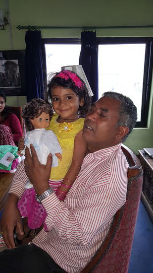 Grad kommt auch Sabinas Vater mit ihrer kleinen Tochter Alisha. Alisha adoptiert sofort die von Ines mitgebrachte Puppe und läßt sie nicht mehr los.
Die Eltern von Sabina haben vor langer Zeit schon Waisenkinder aufgenommen, bevor sie Hans kennenlernten.