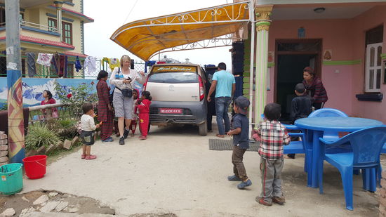 Wir werden schon aufgeregt erwartet.