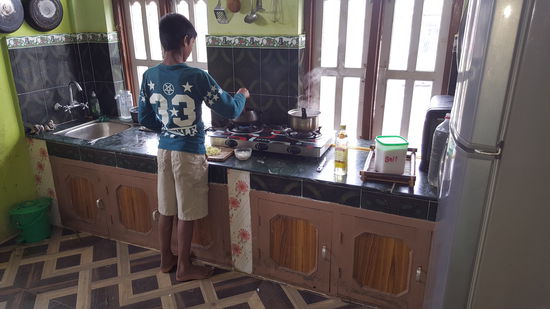 Sunil kocht schon wieder für Mittag. Es gibt Nudeln mit Gemüse,Speck und Zwiebeln, super lecker.