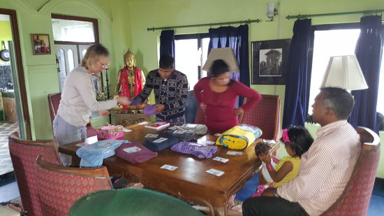 Jetzt sortieren wir die Geschenke für die Kinder. Da wir für 4 kleine Jungen keine Shirts dabei haben, wollen wir in Panauti noch welche kaufen.
