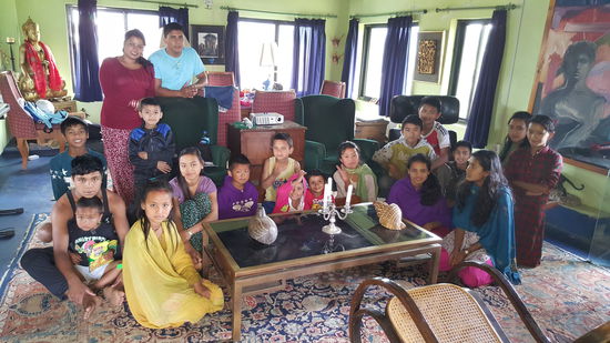 Wir holen alle Kinder nach oben damit wir die Geschenke überreichen können.