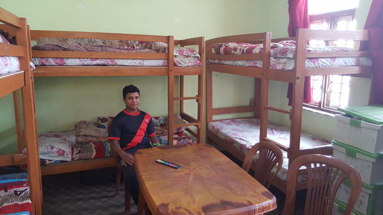 Die neuen Betten, die sie Sylvia zu verdanken haben, hier mit Anil im Bild.