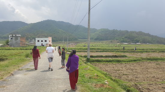 Wir gehen Richtung Wald. Leider donnert es und es fängt an zu regnen