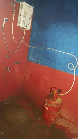 Suresh hat uns gestern eine warme Dusche versprochen. Dazu muß erstmal die Gasflaschen montiert werden.