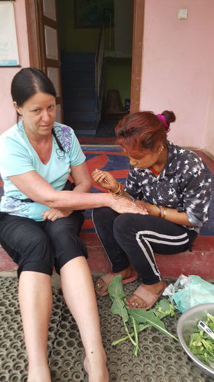 Die kleine Sabina malt mir ein Henna-Tattoo.