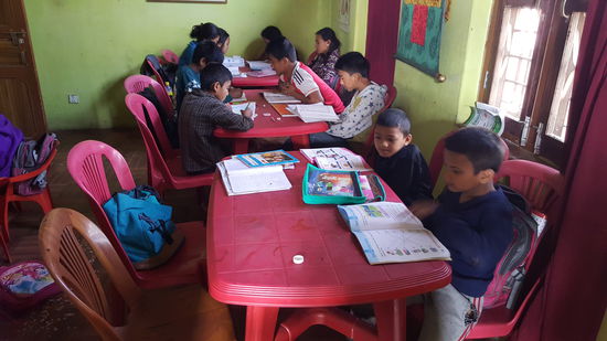 Im Essraum sind die Kinder und bereiten sich für die Schule vor.