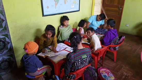 Alle sitzen über ihren Büchern und es herrscht wie immer eine schne Harmonie. Überhaupt haben wir die Kinder kein einziges Mal streiten sehen.