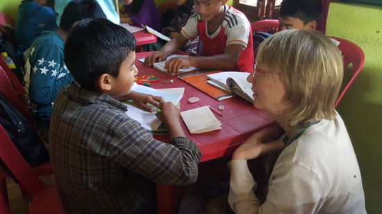 Ines hat sich entschlossen bei Nabin Pate zu werden und überreicht ihm einen Brief den sie ihm geschrieben hat. Nabin  ist 10 Jahre alt und ein sehr zurückhaltender Junge. Er hat als einziger noch keinen Paten gefunden.