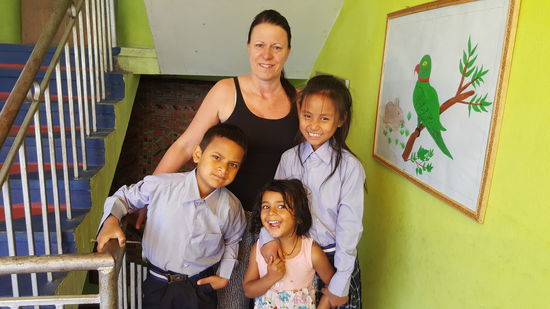 Hier sind 2 Kinder mit den neuen Schuluniformen die von Ines und mir gesponsert wurden