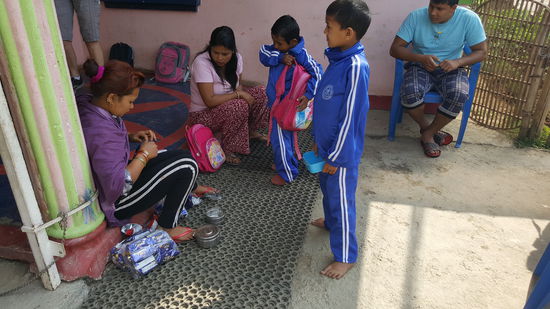 Um 9.30 Uhr sind alle bereit und warten auf den Schulbus. Die kleine Sabina verteilt die Pausensnacks
