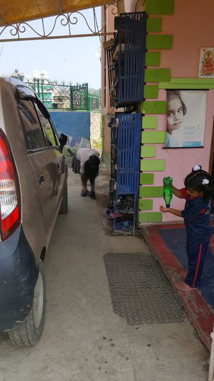 Manche gehen noch mal mit der Bürste über die staubigen Schuhe...