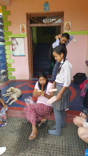 Die großen Mädels binden sich weiße Schleifen ins Haar