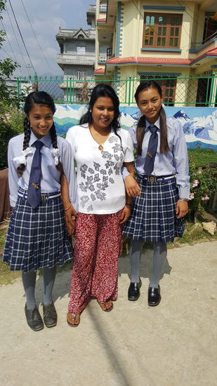 2 der größeren Mädels mit den Schuluniformen von uns. Leider sind noch nicht alle fertig geworden. So etwas wie die Schuluniformen muß immer außer der Reihe finanziert werden. Wie jetzt, wenn diese Vorschrift von der Schule kommt dass alle Kinder komplett diese neue Uniform tragen müssen.