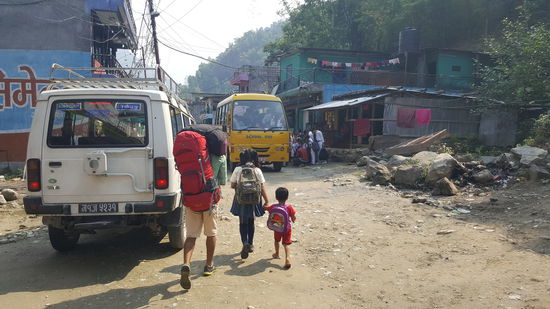 Unser junger Guide schleppt unseren Rucksack, in dem die Sachen für 5 Tage von uns sind.