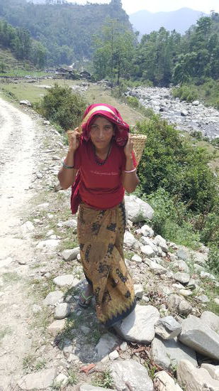 Das Mädel hat viele Bananen in ihrer Kiepe und fragt, ob wir welche haben wollen.