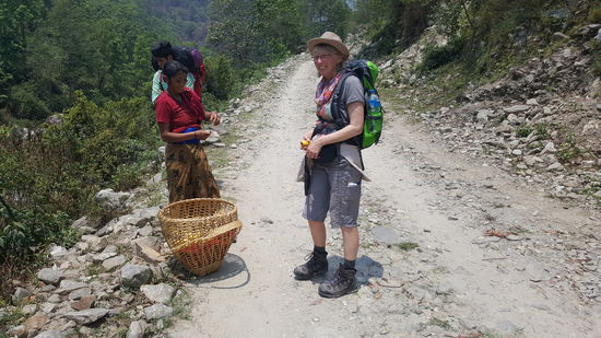 Ines kauft ihr eine für 20 Rupien ab. Die Bananen sind hier kleiner, dicker und lecker.