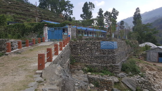 Wieder eine Schule, hier in Hille.  Ganz oft treffen wir auf Kinder, die mit einer Sammelbüchse am Wegrand stehen und für den Wiederaufbau ihrer Schule zu sammel. Wir geben auch immer eine Kleinigkeit.