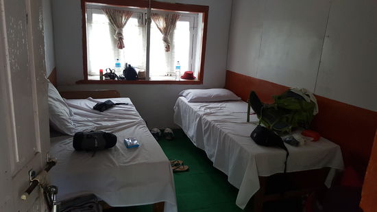 Unser erstes Zimmer, nicht viel mehr als  eine Holzschachtel, aber sauber.