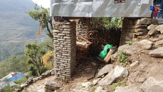 Unter den meisten Restaurants befindet sich ein
Holzlager--hier sieht man worauf das Ganze steht...