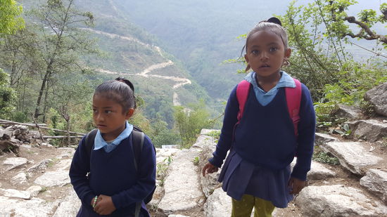 Wieder zwei Kinder auf dem Weg zur Schule.....