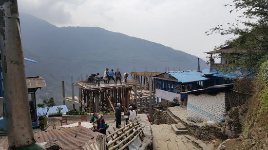 Hier wird in mühevoller Handarbeit ein Haus gebaut...