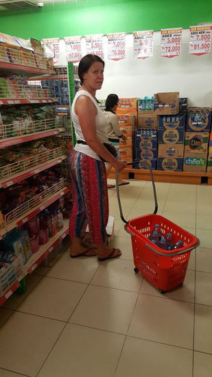 6 große Flaschen Wasser, Kekse und 6x Popp-mie...