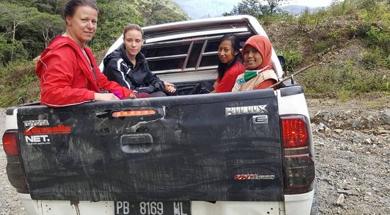 Da kommt schon unser Fahrer, und weil wir doch schon etwas Fußlahm sind, steigen wir auf